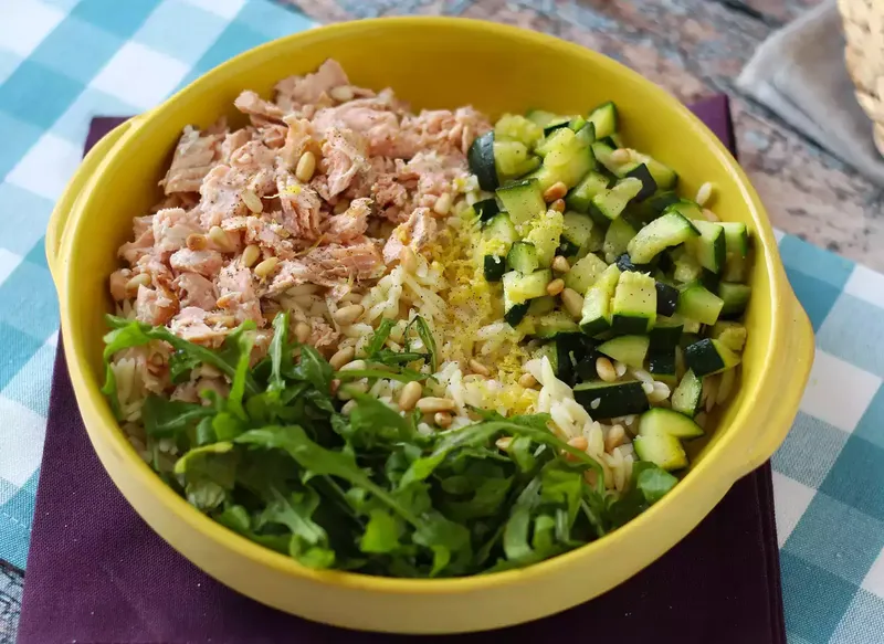 Salade de pâtes orzo au saumon et à la courgette