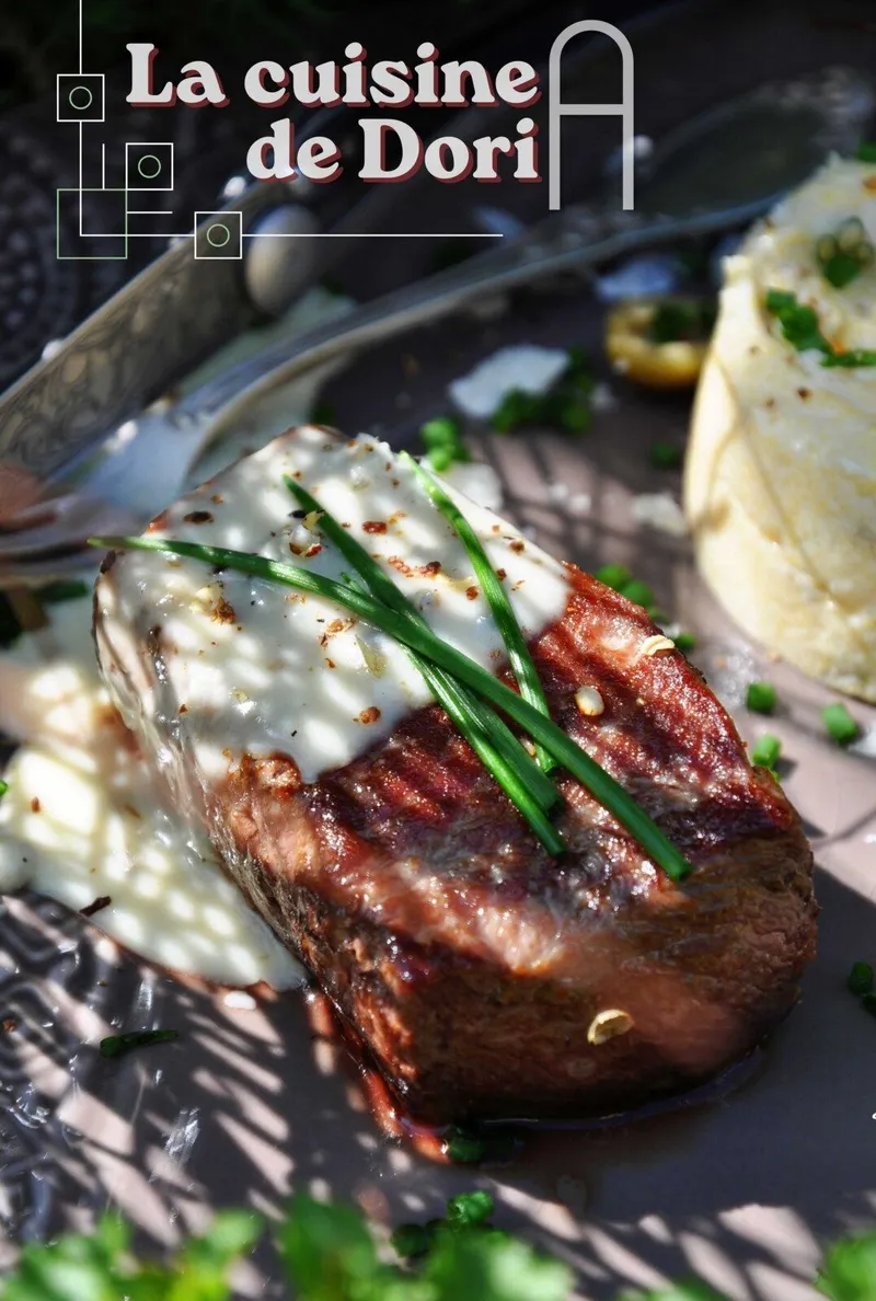 Pavé de boeuf grillé, sauce au gorgonzola, polenta crémeuse aux olives