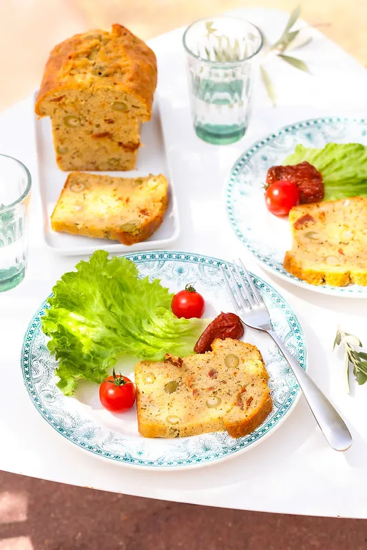 Cake aux olives et aux tomates séchées