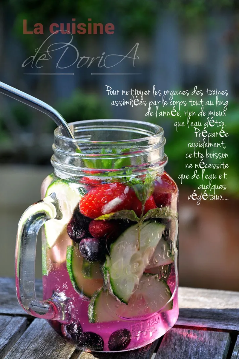 Boisson rafraîchissante au concombre, myrtilles, fraises, menthe