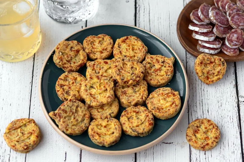 Sablés apéro au cheddar et oignons frits