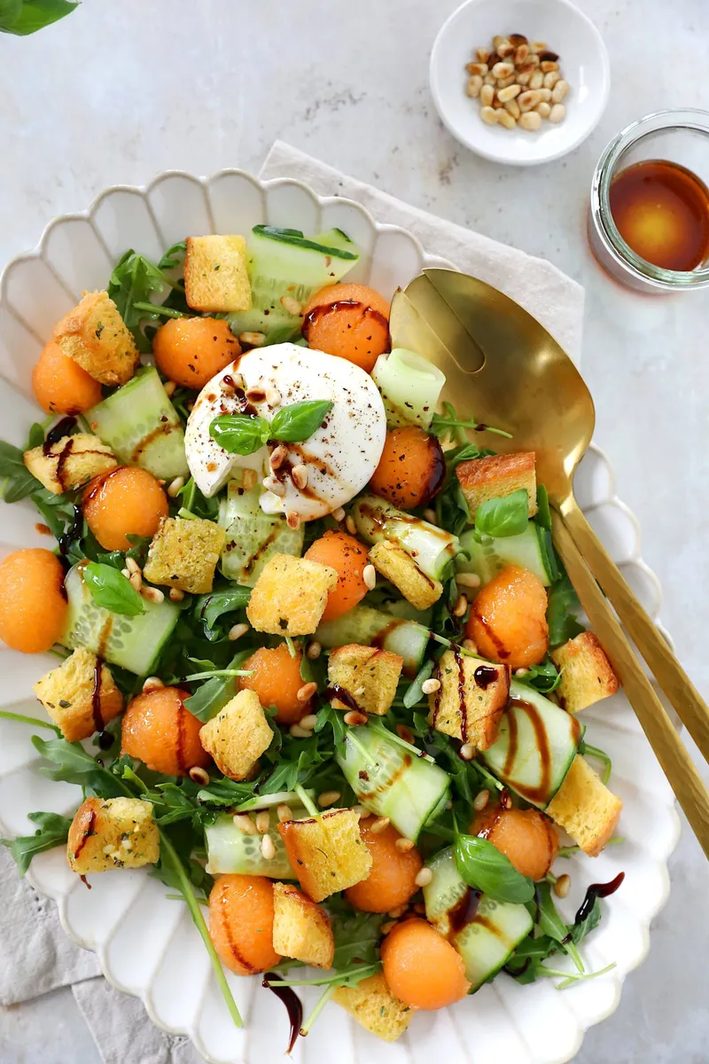 Salade de melon, burrata et croûtons de brioche