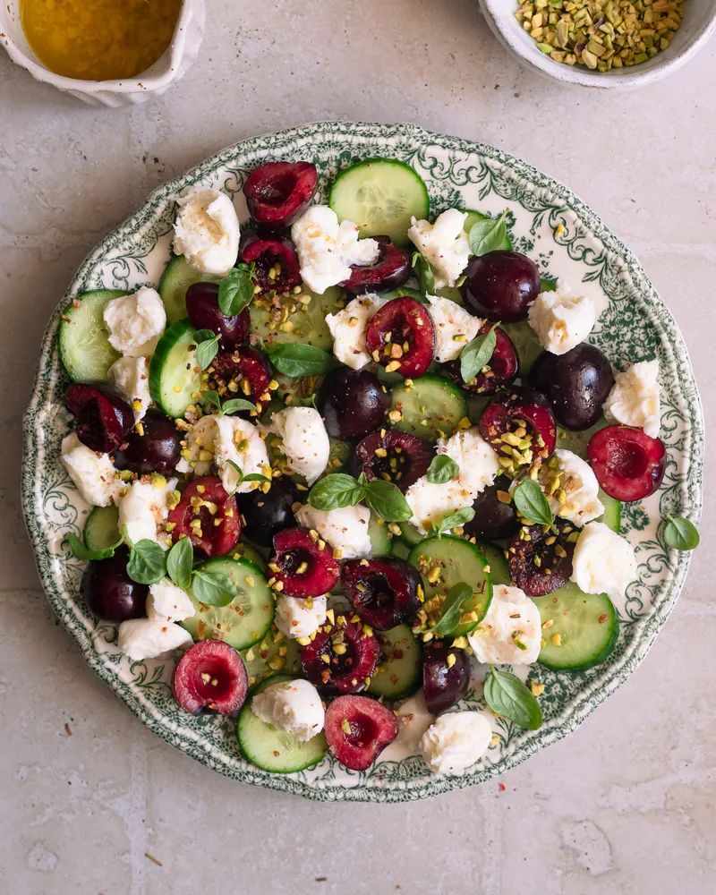 Salade fraîche aux cerises, concombre et mozzarella
