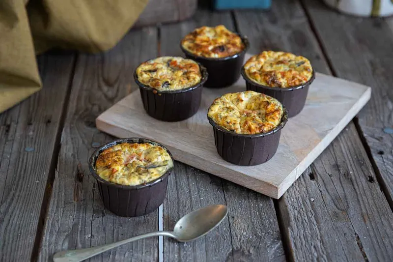 Muffins aux œufs, légumes d’hiver rôtis & feta