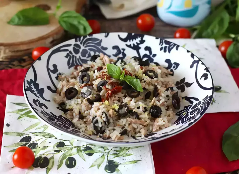 Salade de riz méditerranéenne: thon, olive, tomates séchées et citron