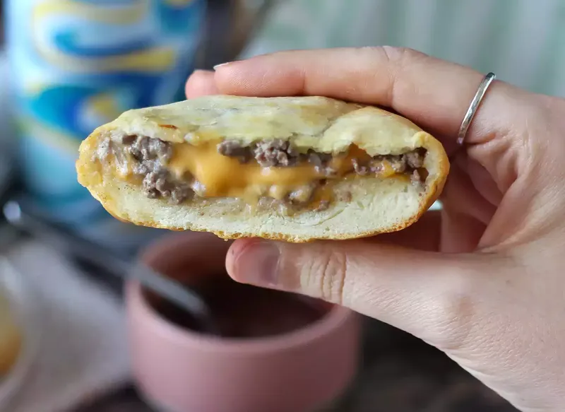 Buns garnis façon burger: idéal pour un dîner rapide et savoureux