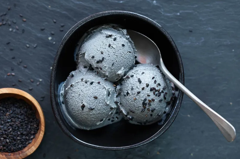 Glace au sésame noir {aussi saine qu’onctueuse}