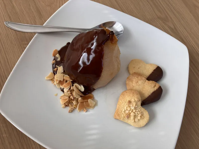 Poires pochées sauce chocolat
