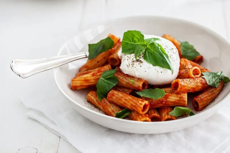 Pâtes rigatoni au pesto rosso et burrata