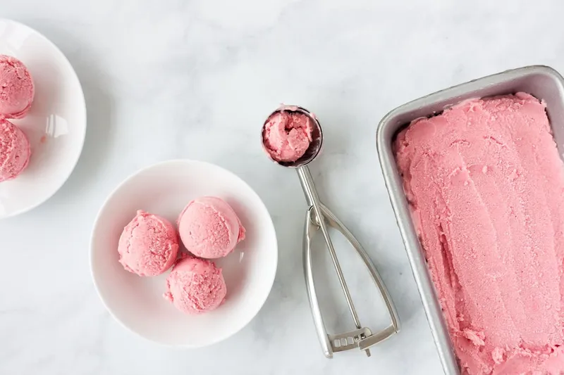 Glace à la framboise sans sorbetière, recette maison onctueuse et facile