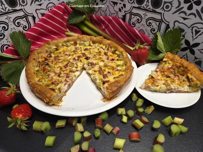 Tarte à la rhubarbe et à la confiture de fraises