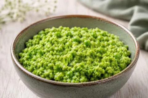 Écrasé de petits pois, menthe et crème fraîche