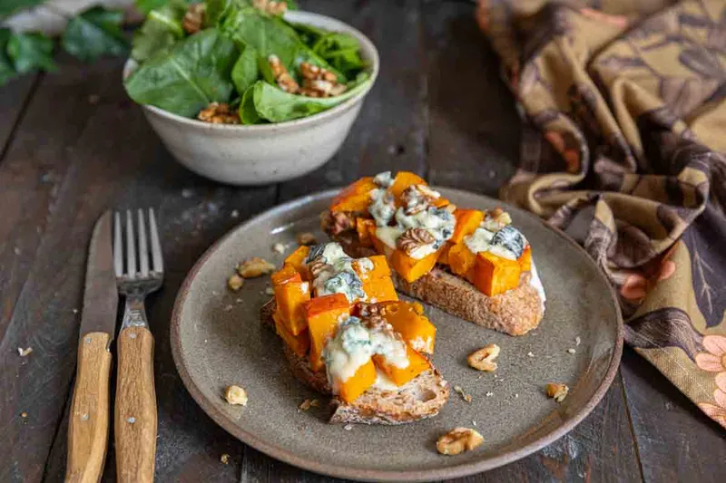 Tartines au potimarron, bleu & noix