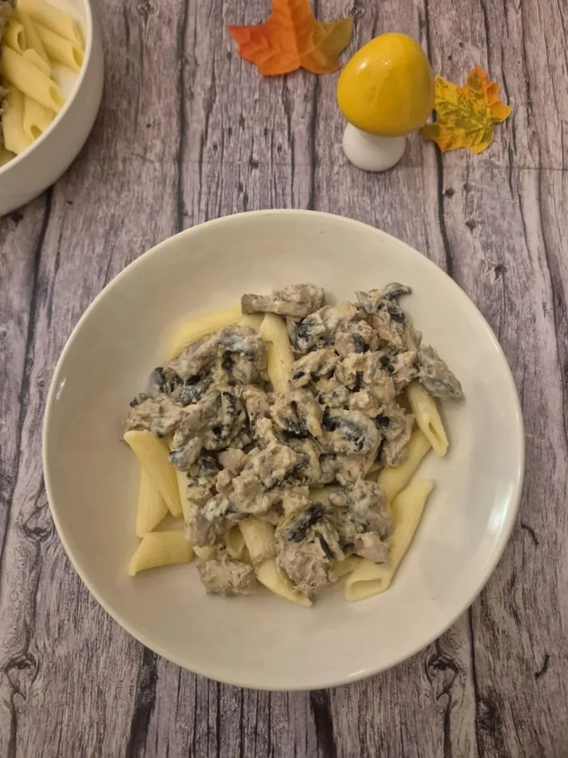 Penne au thon, champignons et crème
