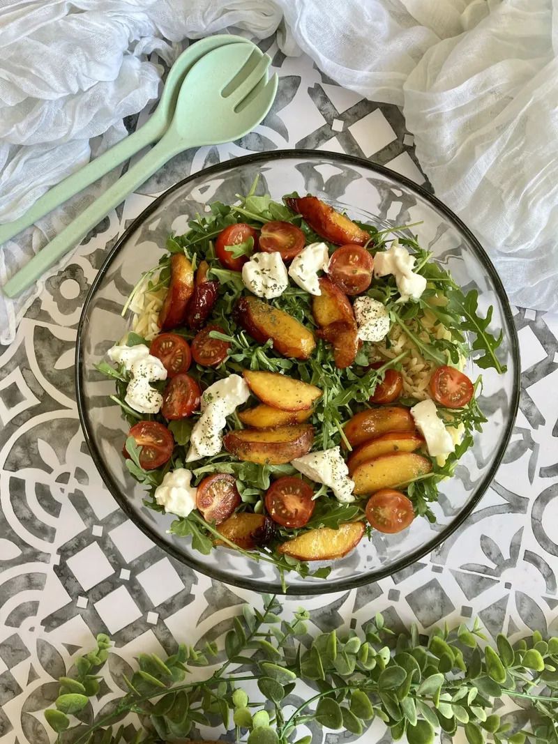 Salade d'orzo, burrata & nectarines grillées