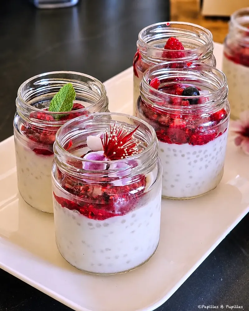 Perles du Japon au lait de coco et coulis de fruits rouges