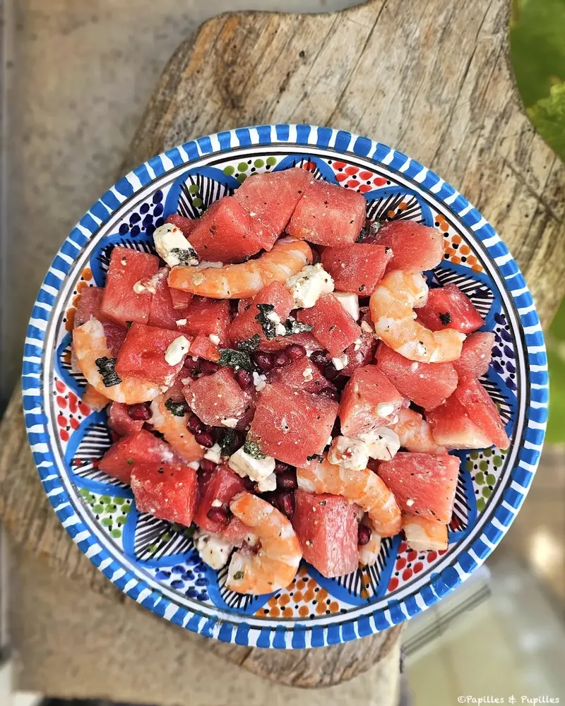 Salade de pastèque aux crevettes roses, feta, menthe et grenade