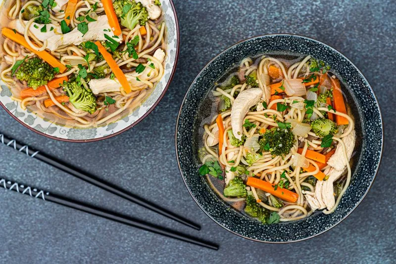 Soupe asiatique au poulet, nouilles et légumes