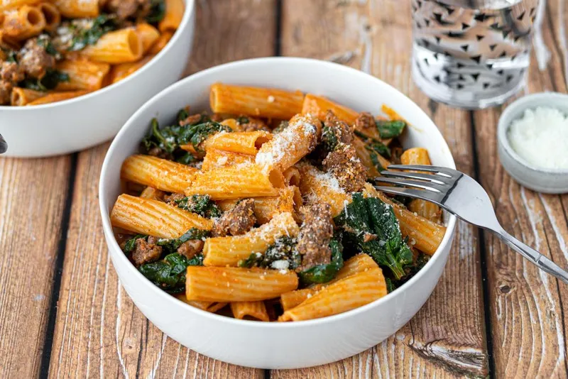 Pâtes aux merguez et épinards