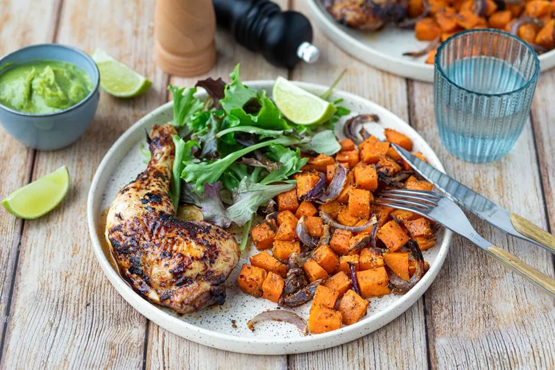 Cuisses de poulet à l’air fryer marinade soja miel et patates douces rôties