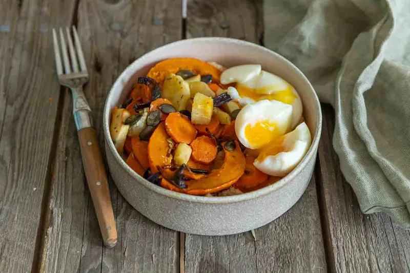 Bowl salé œufs, houmous & légumes