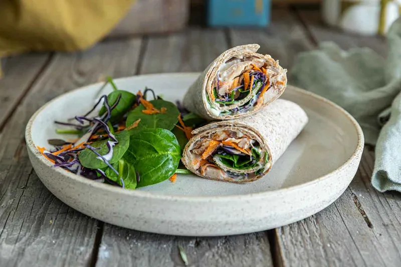 Wrap poulet rôti, houmous & crudités d’hiver