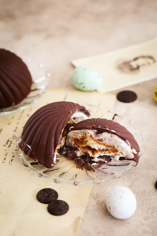 Tiramisù dans la coque au chocolat pour Pâques