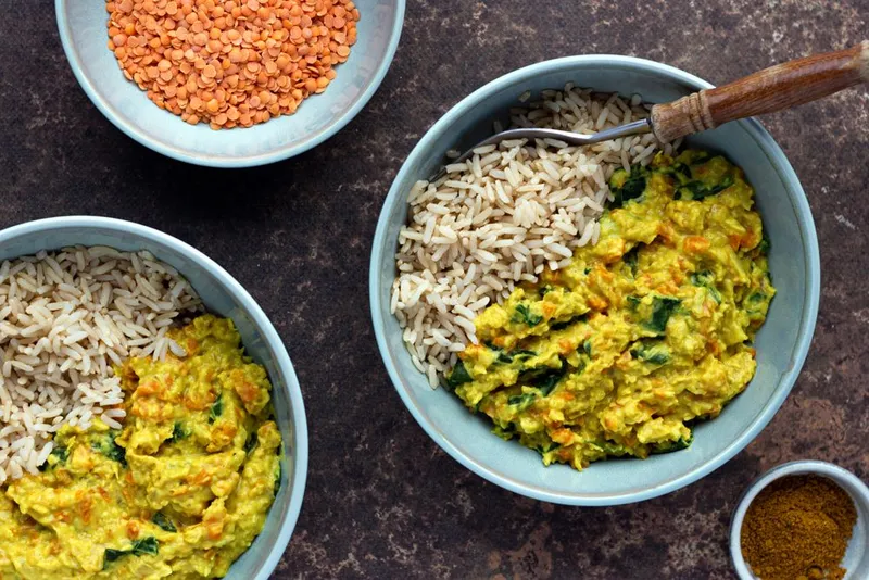 Dahl de lentilles corail aux épinards et carottes