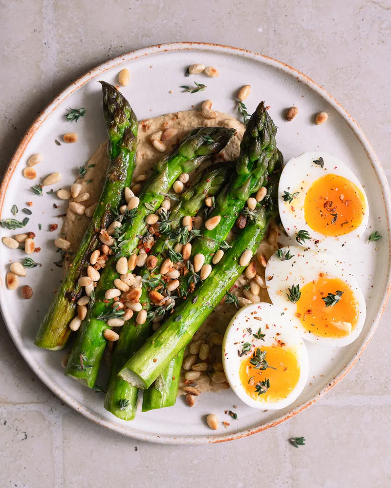 Houmous, asperges et oeufs mollets