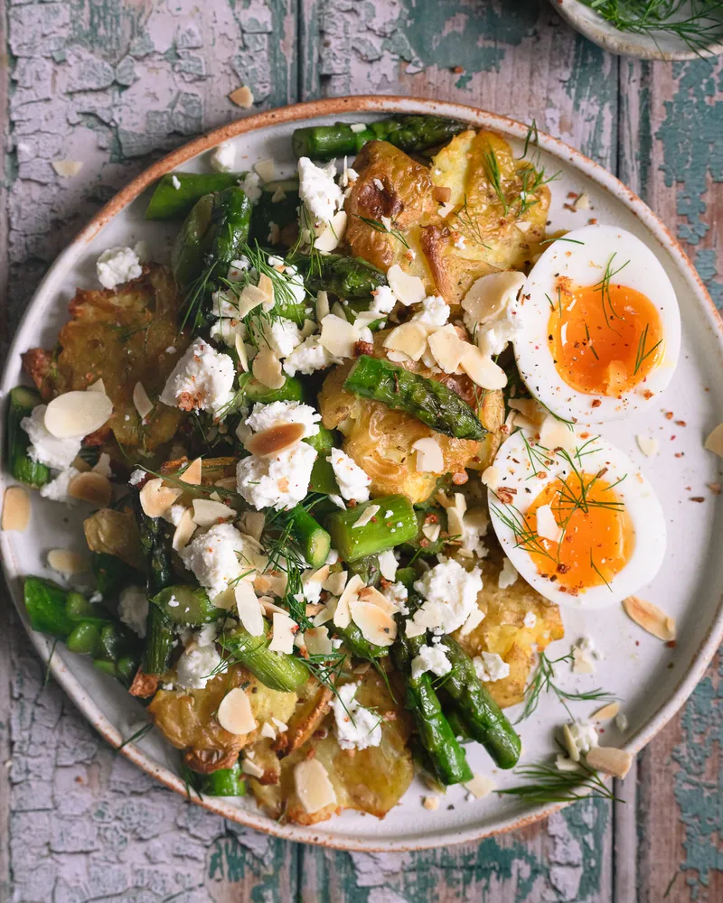 Pommes de terre tapées, asperges et oeuf mollet