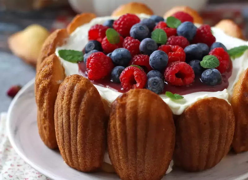Charlotte aux fruits rouges avec des madeleines