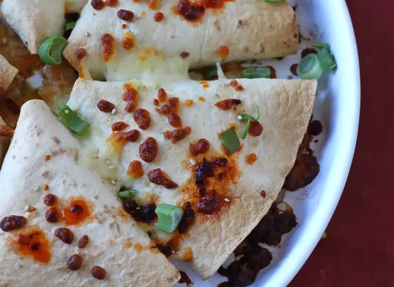 Tortillas garnies façon quesadillas au four avec une garniture au bœuf épicé