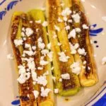 Poireaux brûlés à la vinaigrette et feta