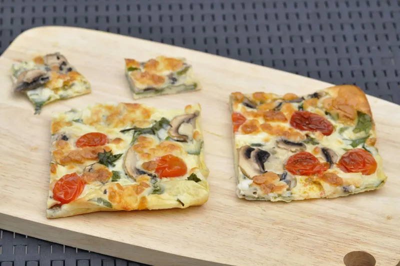 Crêpe géante garnie au four, la célèbre "crêpe pizza"