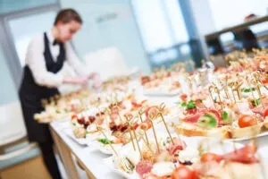 Trouver le bon traiteur pour un mariage ou une soirée : les clés du bon choix