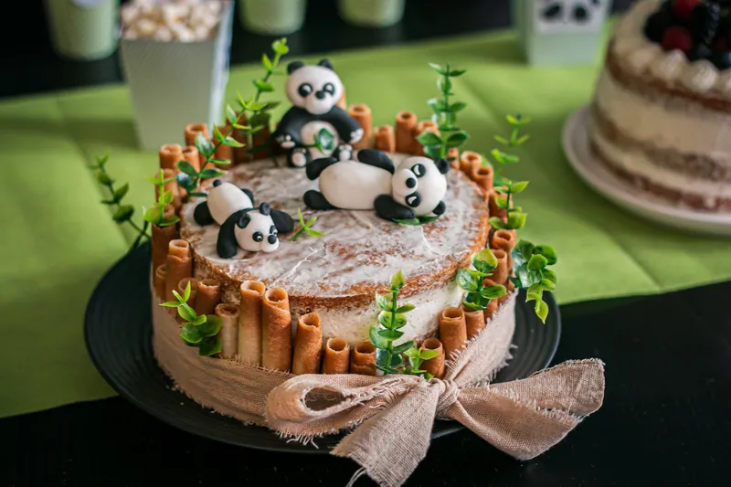 Naked cake vanille et fruits rouges (thème panda)