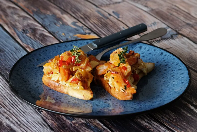 Toasts aux crevettes un peu épicées et oeuf crémeux