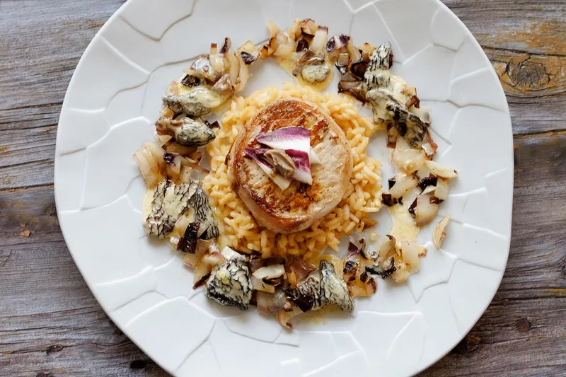Tournedos de porc aux morilles au beurre d'ail noir