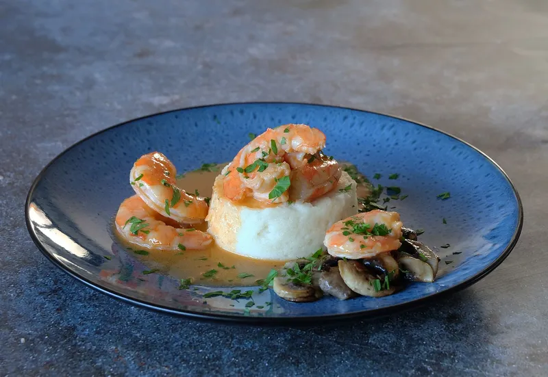 Polenta fine et crevettes, champignons et sauce crustacé