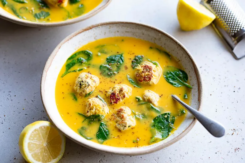 Soupe citron épinards aux boulettes de poulet et feta
