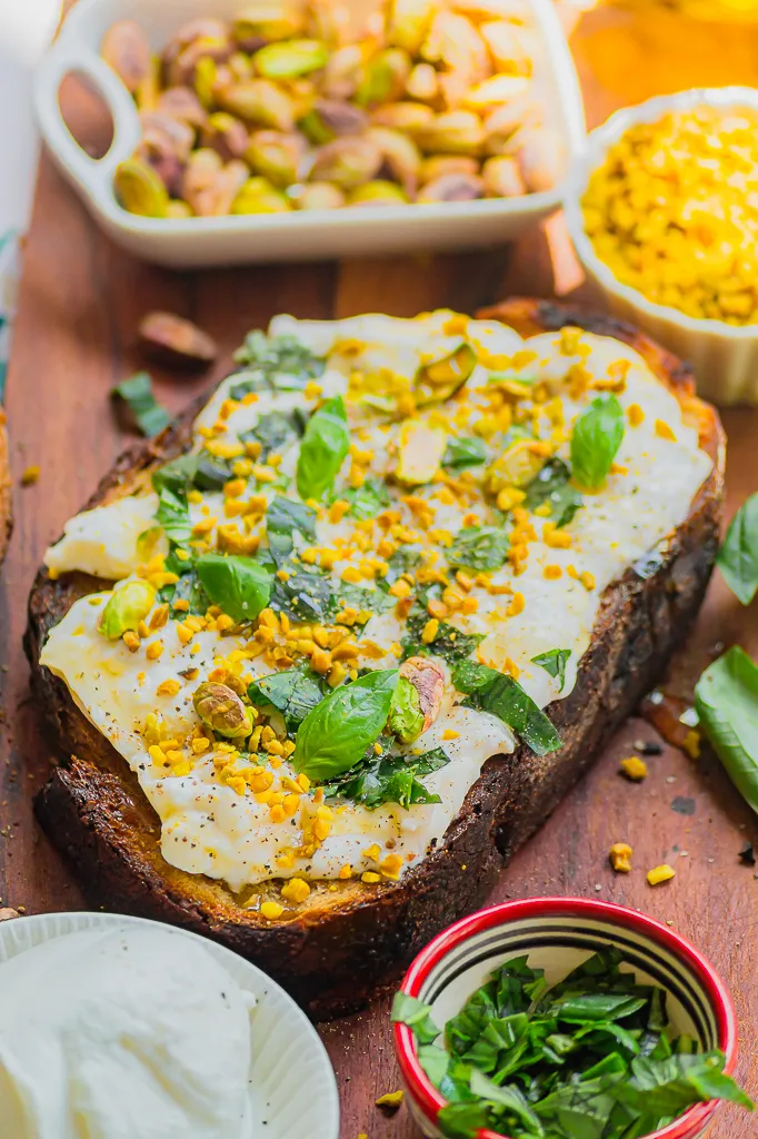 Bruschetta burrata basilic pistaches et miel