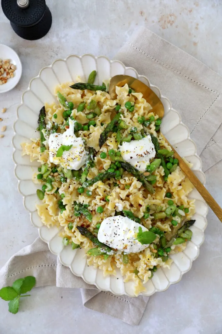 Pâtes aux asperges vertes, petits pois et burrata