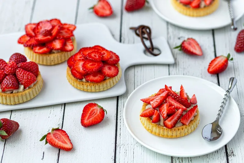Tartelettes moelleuses aux fraises et crème pâtissière
