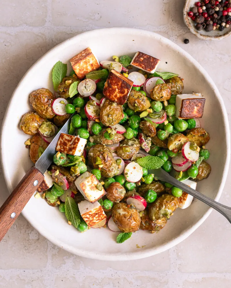 Salade de printemps aux pommes de terre, petits pois, manouri et pesto