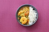 Poêlée de légumes, crevettes et curry