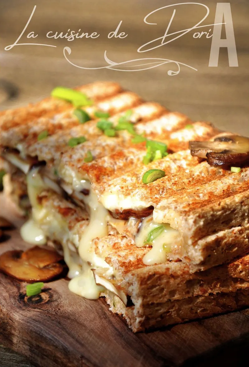 Croque-monsieur au camembert, champignons de Paris et oignons nouveaux