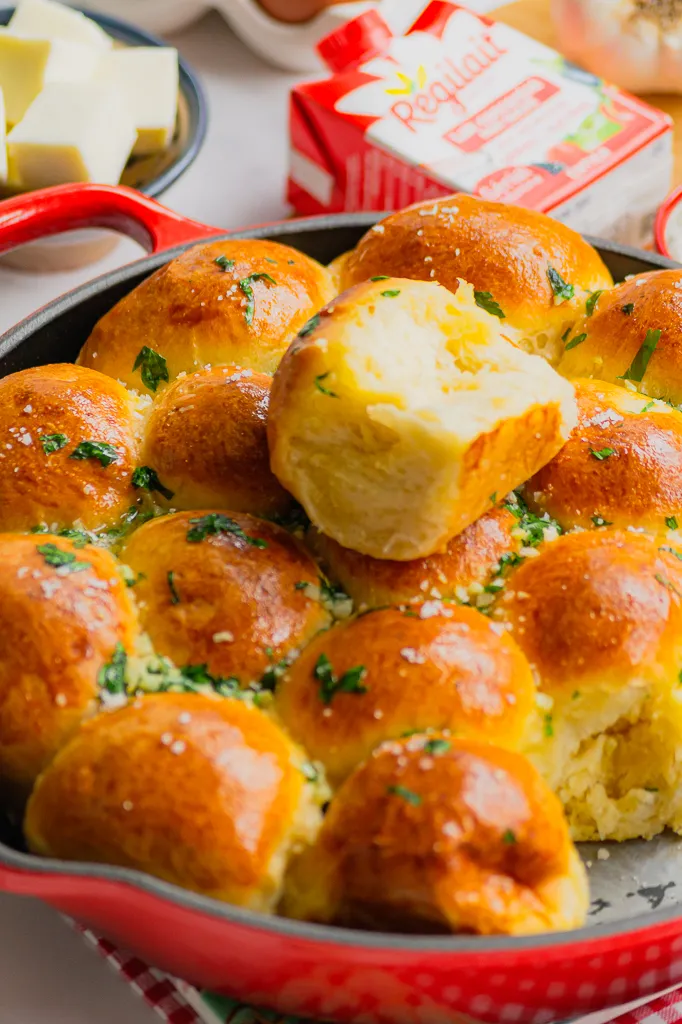 Petits pains au fromage ail et herbes (Pull-apart buns)