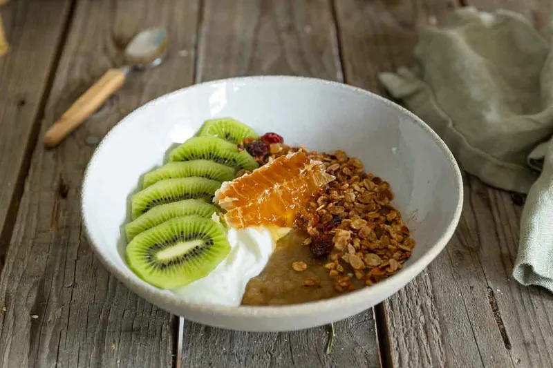 Bowl skyr aux pommes et granola