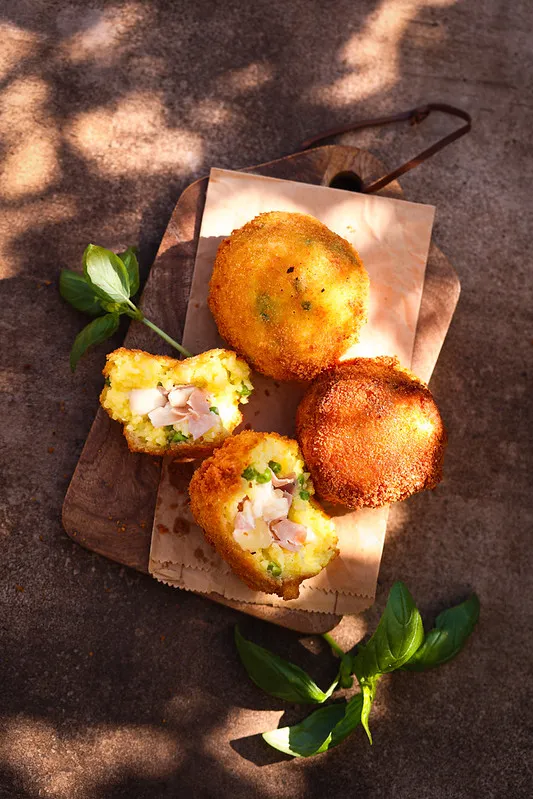 Arancini au jambon et mozzarella comme à palerme en sicile