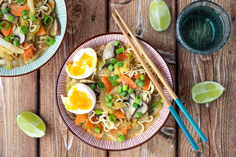 Laksa de nouilles aux légumes